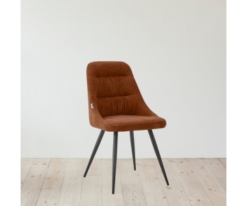 Sedia armchair imbottita in tessuto ruggine, con gambe in metallo colore nero